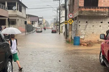 Imagem ilustrativa da imagem Temporal alaga ruas em várias cidades do ES