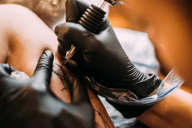 Imagem ilustrativa da imagem Tribunal condena tatuadora por erro em tatuagem feita por adolescente