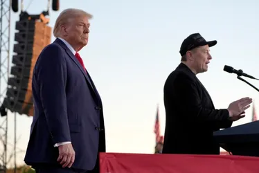 Imagem ilustrativa da imagem Trump diz que vai comprar um carro da Tesla nesta terça para mostrar que apoia Musk