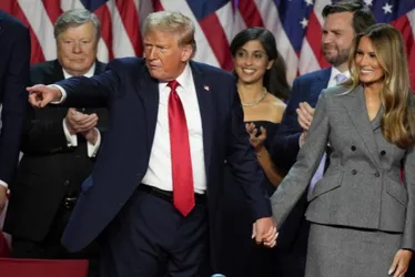 Imagem ilustrativa da imagem Veículo pega fogo e explode do lado de fora do saguão do hotel de Trump