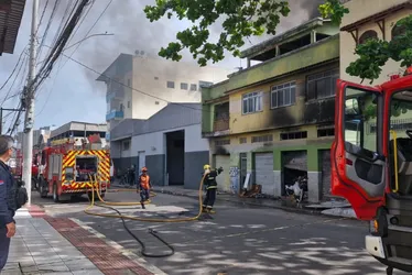 Imagem ilustrativa da imagem VÍDEO | Incêndio de grandes proporções atinge galpão em Vila Velha
