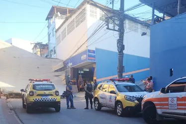 Imagem ilustrativa da imagem Vendaval derruba telhado e interdita avenida de Cariacica