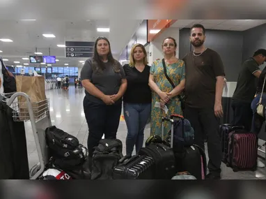 Momento em que a enfermeira Amanda Silva (ao lado) examina Joyce Castilho