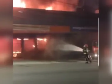 Parede lateral do apartamento foi destruída com a explosão