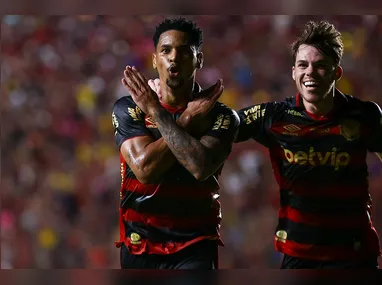 Yuri Alberto marcou os dois gols do Corinthians e comemorou deslizando no gramado molhado pela chuva