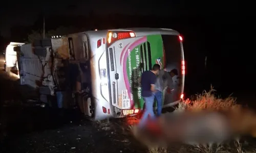 
          Imagem ilustrativa da imagem Acidente com ônibus deixa quatro pessoas mortas na Bahia; há feridos
          