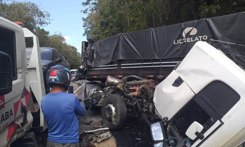 
          Imagem ilustrativa da imagem Acidente com quatro caminhões na BR-262 deixa uma pessoa morta
          