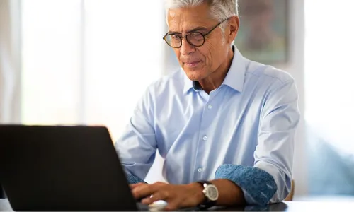 
          Imagem ilustrativa da imagem Ações por preconceito a idoso no trabalho crescem 13.000%
          