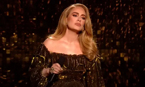 
          Imagem ilustrativa da imagem Adele chora em show e revela medo: 'Não sei quando vou voltar'; veja
          