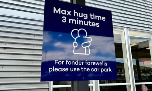 
          Imagem ilustrativa da imagem Aeroporto da Nova Zelândia proíbe abraços por mais de 3 minutos durante desembarque
          