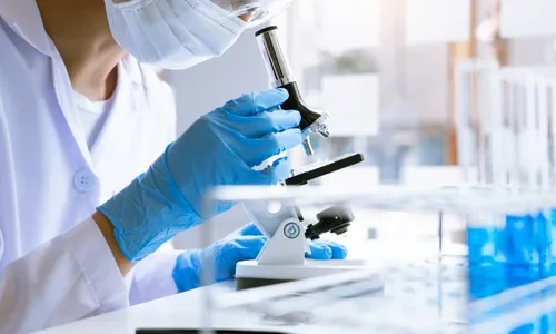 
          Imagem ilustrativa da imagem Alerta da Anvisa: superfungo resistente a remédios é nova ameaça
          