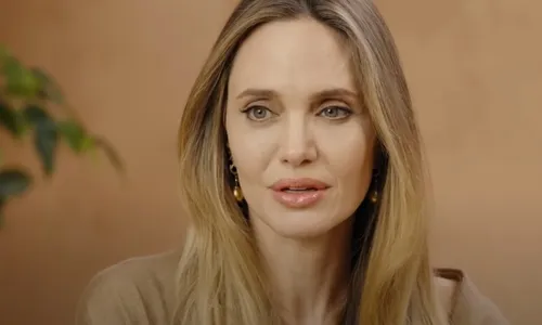 
          Imagem ilustrativa da imagem Angelina Jolie vive crise financeira após divórcio, diz site
          