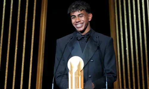 
          Imagem ilustrativa da imagem Aos 17 anos, Yamal supera brasileiro, é eleito melhor sub-21 e leva Troféu Kopa
          