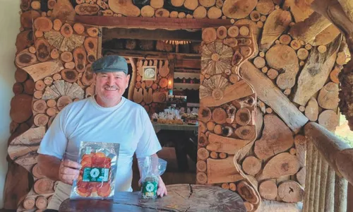 
          Imagem ilustrativa da imagem Aos 60 anos, seu Elvécio é o “Rei do Socol”
          