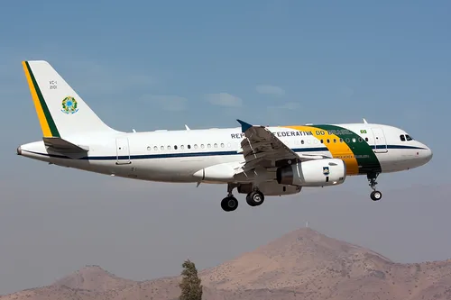 
          Imagem ilustrativa da imagem Após 5 horas dando voltas no ar, avião de Lula pousa no México
          