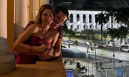 
          Imagem ilustrativa da imagem Após beijo, Luisa Arraes e José Loreto posam abraçados: 'Último dia'
          