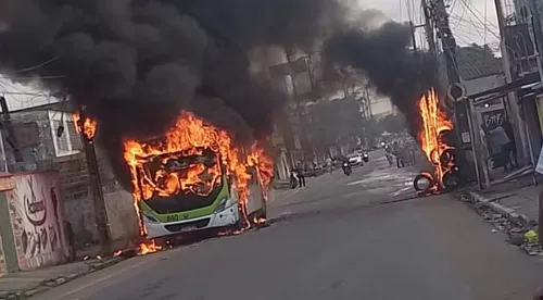 
          Imagem ilustrativa da imagem Após briga de trânsito, ônibus é incendiado em Olinda, no Grande Recife
          