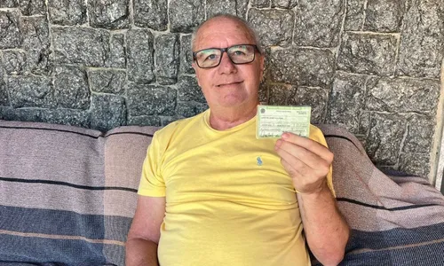 
          Imagem ilustrativa da imagem Aposentado supera desafios após sofrer AVC para ir às urnas
          