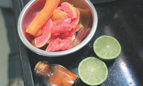 
          Imagem ilustrativa da imagem Aprenda 3 receitas de sucos que protegem a saúde de idosos
          