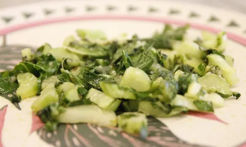 
          Imagem ilustrativa da imagem Aprenda 5 receitas com as folhas descartadas dos alimentos
          