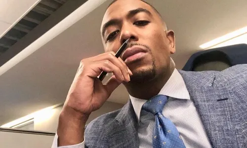 
          Imagem ilustrativa da imagem Apresentador vencedor de três Emmys morre de forma repentina aos 39 anos
          