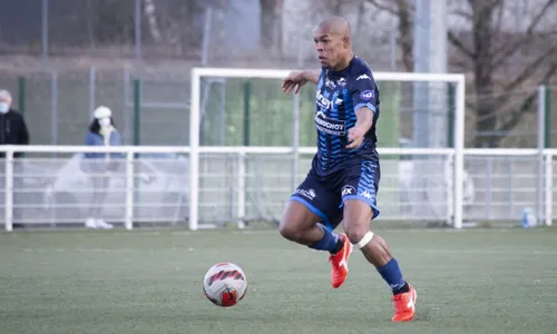 
          Imagem ilustrativa da imagem Atacante com experiência na França chega ao Vitória
          