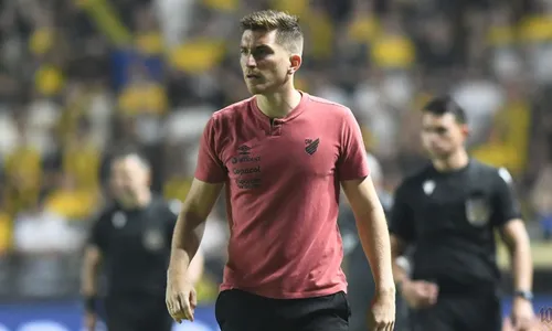 
          Imagem ilustrativa da imagem Athletico-PR demite o técnico Varini na véspera da decisão da Sul-Americana
          