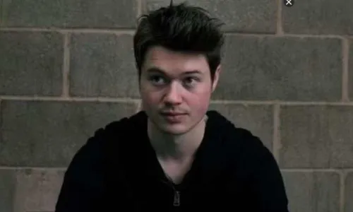 
          Imagem ilustrativa da imagem Ator da série "Sex Education" nega 26 acusações de abuso sexual
          