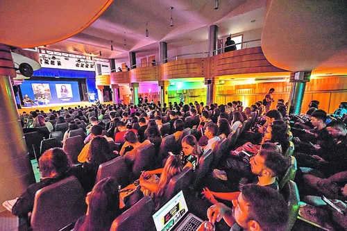 
          Imagem ilustrativa da imagem Aulas em ambientes imersivos e virtuais
          