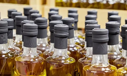 
          Imagem ilustrativa da imagem Azeite de oliva: 29 marcas já tiveram a venda proibida neste ano
          