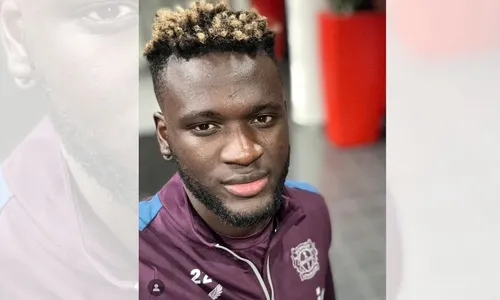 
          Imagem ilustrativa da imagem Boniface, atacante do Bayer Leverkusen, sofre ferimentos leves em acidente de carro
          