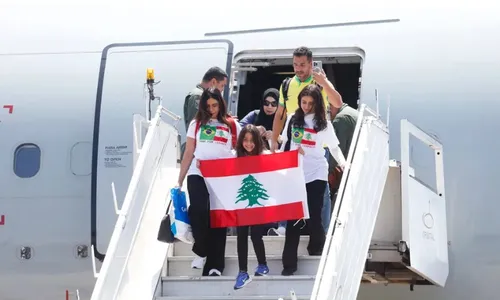 
          Imagem ilustrativa da imagem Brasileiros repatriados do Líbano desembarcam; 'medo passou', diz resgatado
          