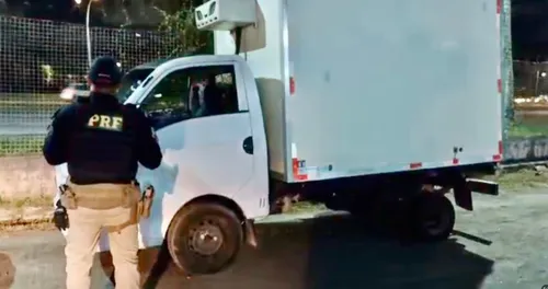 
          Imagem ilustrativa da imagem Caminhão roubado é recuperado pela PRF, após perseguição e tiros
          