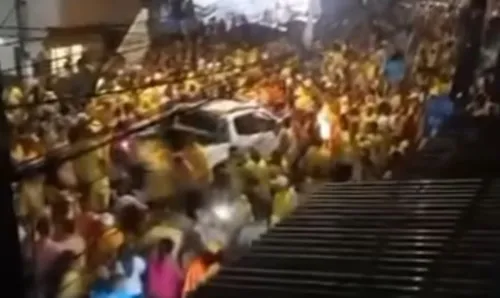 
          Imagem ilustrativa da imagem Caminhonete perde o controle e atropela multidão em festa de eleição
          