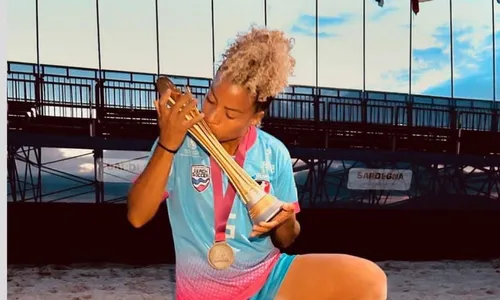 
          Imagem ilustrativa da imagem Capixaba artilheira e colecionadora de títulos no beach soccer
          