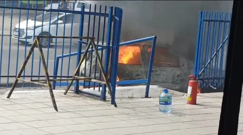 
          Imagem ilustrativa da imagem Carro pega fogo e fica completamente destruído no meio da rua em Olinda; COM VÍDEO
          