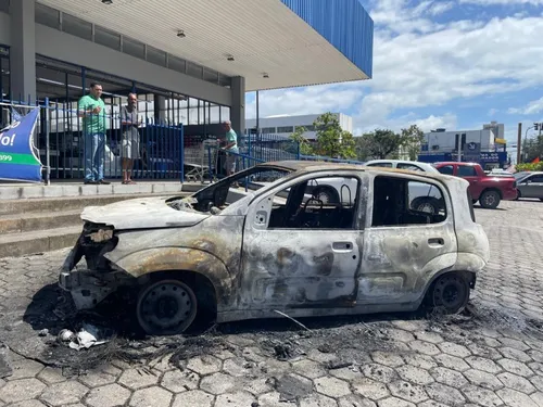 
          Imagem ilustrativa da imagem Carro pega fogo e fica completamente destruído no meio da rua em Olinda; COM VÍDEO
          