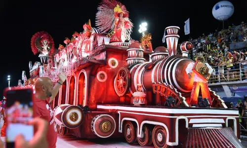 
          Imagem ilustrativa da imagem Carros alegóricos com até 11 metros de altura no Carnaval 2025
          