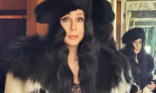 
          Imagem ilustrativa da imagem Cher afirma que ex-marido, Sonny Bono, considerou matá-la em quarto de hotel
          