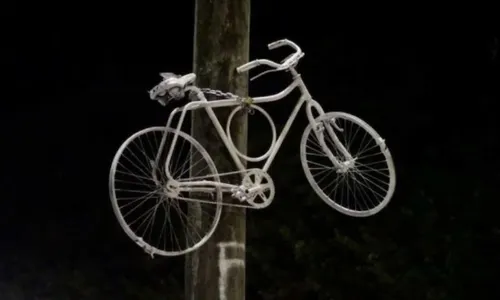 
          Imagem ilustrativa da imagem Ciclistas protestam e instalam "Bikes Fantasma" em locais de acidentes fatais
          