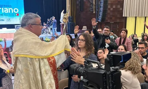 
          Imagem ilustrativa da imagem Corações unidos em Fátima: peregrinos encontram esperança nos braços de Maria
          