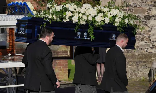 
          Imagem ilustrativa da imagem Corpo Liam Payne está sendo velado na Inglaterra com a presença de ex-One Direction
          