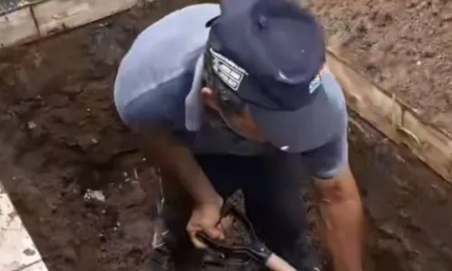 
          Imagem ilustrativa da imagem Coveiro é demitido após uso indevido de ossadas no cemitério de Nazaré da Mata
          