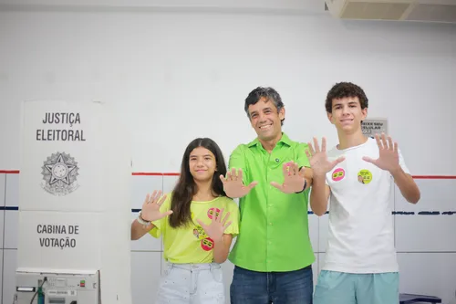 
          Imagem ilustrativa da imagem Daniel Coelho votou em colégio em Boa Viagem, Zona Sul do Recife
          