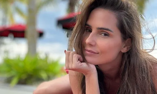 
          Imagem ilustrativa da imagem Deborah Secco vai comandar reality de poliamor para formar trisais
          