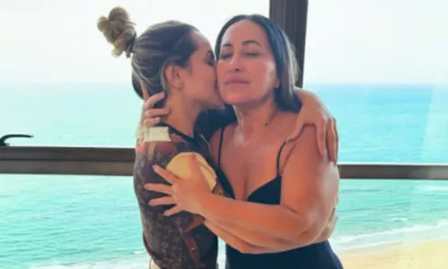 
          Imagem ilustrativa da imagem Deolane Bezerra é solta e comemora nas redes sociais ao lado da mãe
          