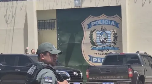 
          Imagem ilustrativa da imagem Deolane Bezerra sai da prisão em Buíque, no Agreste de Pernambuco; COM VÍDEO
          