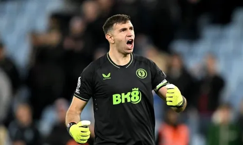 
          Imagem ilustrativa da imagem Dibu Martínez vence Troféu Yashin e renova posto de melhor goleiro do mundo
          