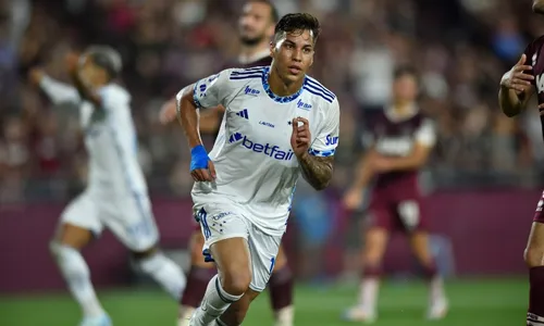 
          Imagem ilustrativa da imagem Diniz desencanta, vence a primeira e leva Cruzeiro à final da Copa Sul-Americana
          