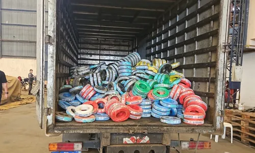 
          Imagem ilustrativa da imagem Dois homens são presos furtando carga de cobre avaliada em R$ 1,2 milhão, na Serra
          